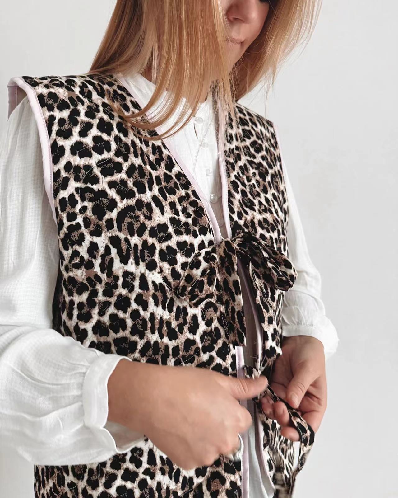 Oranji ® | Luipaardprint en strikvest