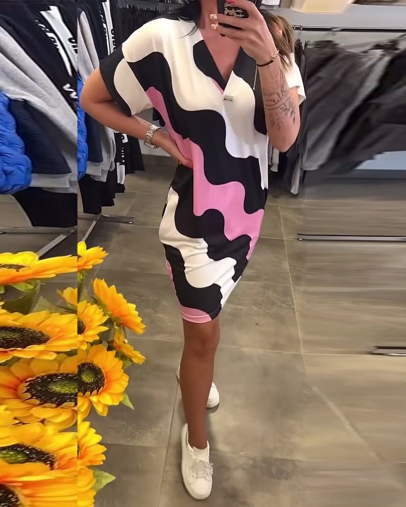 Karina | Jurk met golvenprint en V-hals