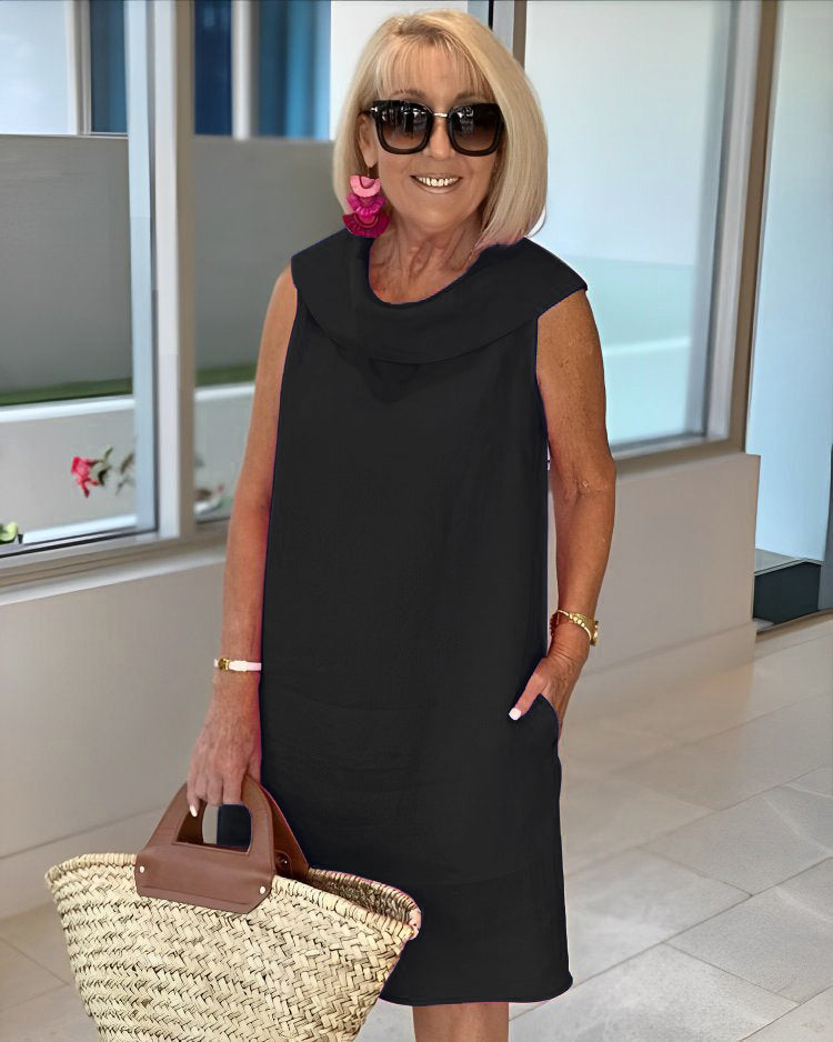 Mariella | Jurk van premium geplisseerd materiaal met open kraag op de rug, feestjurk