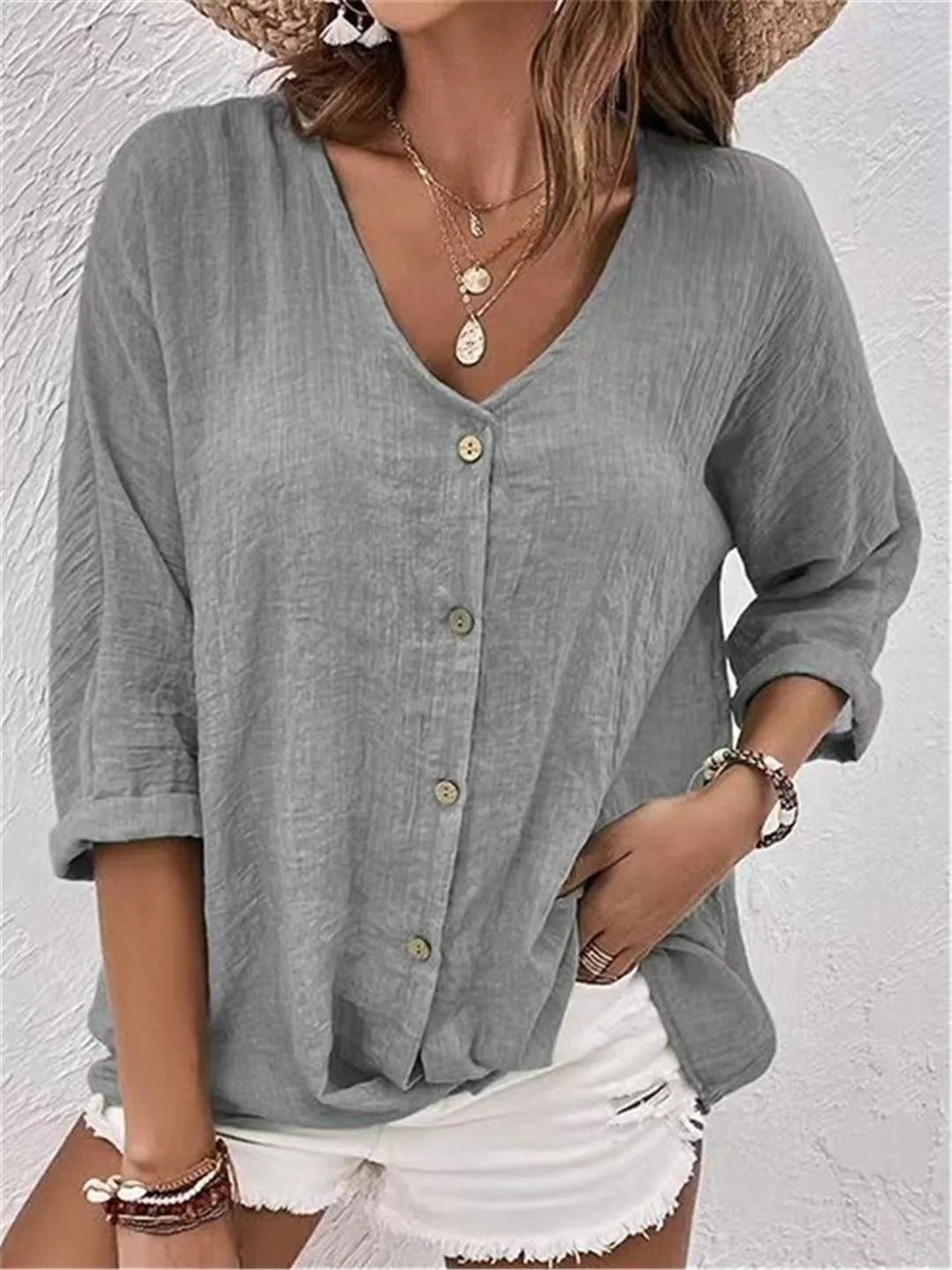 Stijlvolle blouse met V-hals en decoratieve knopen
