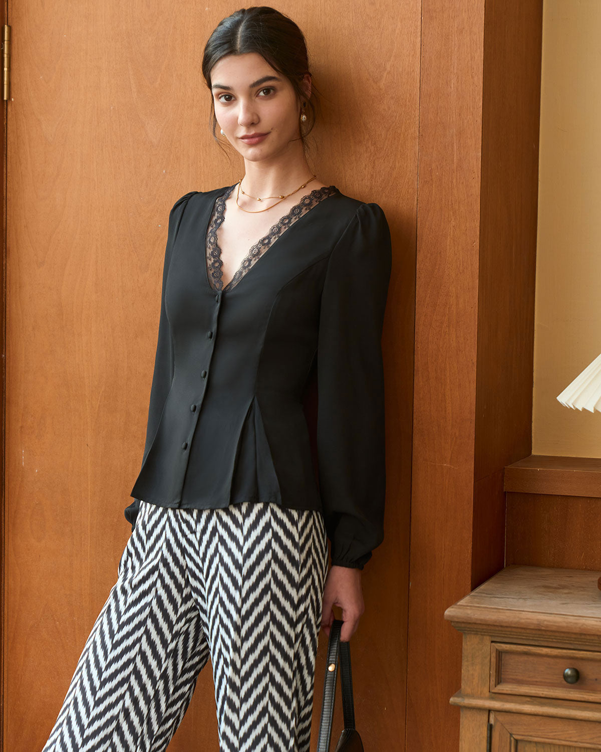 De Zwarte V-Hals Blouse met Kantafwerking