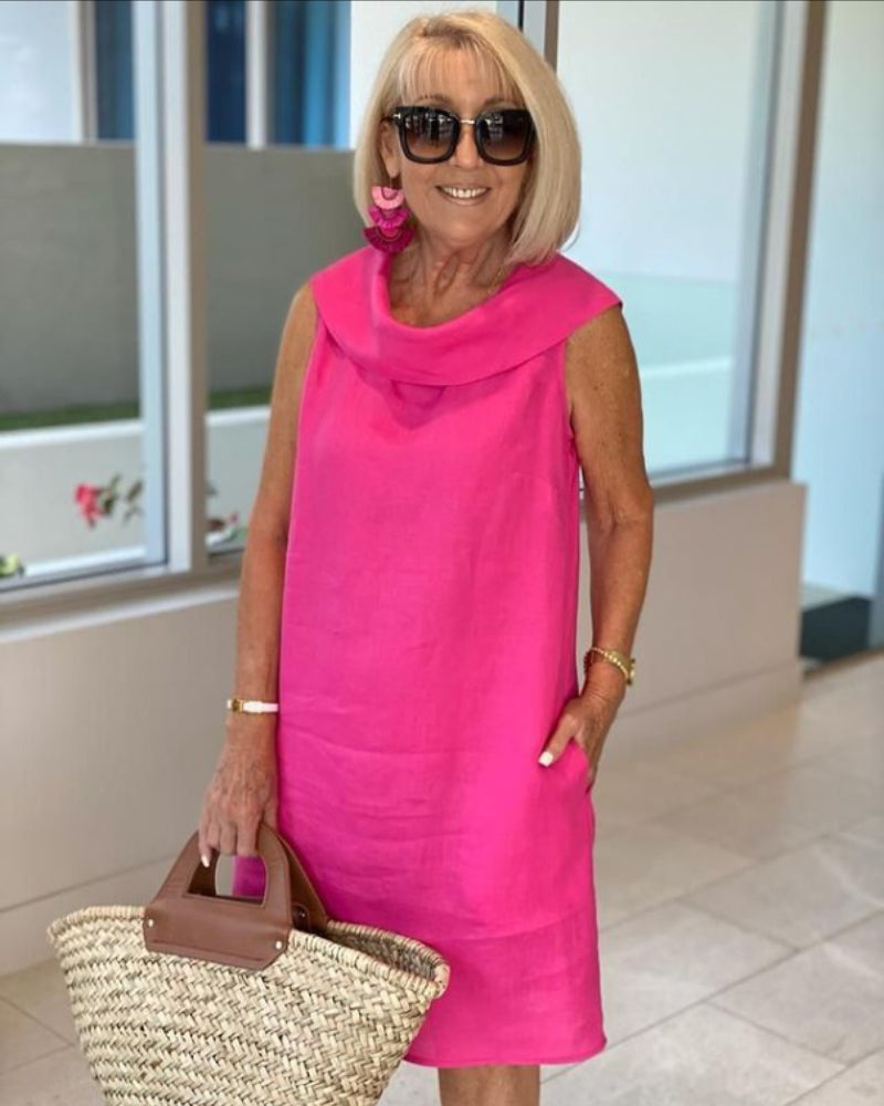 Mariella | Jurk van premium geplisseerd materiaal met open kraag op de rug, feestjurk