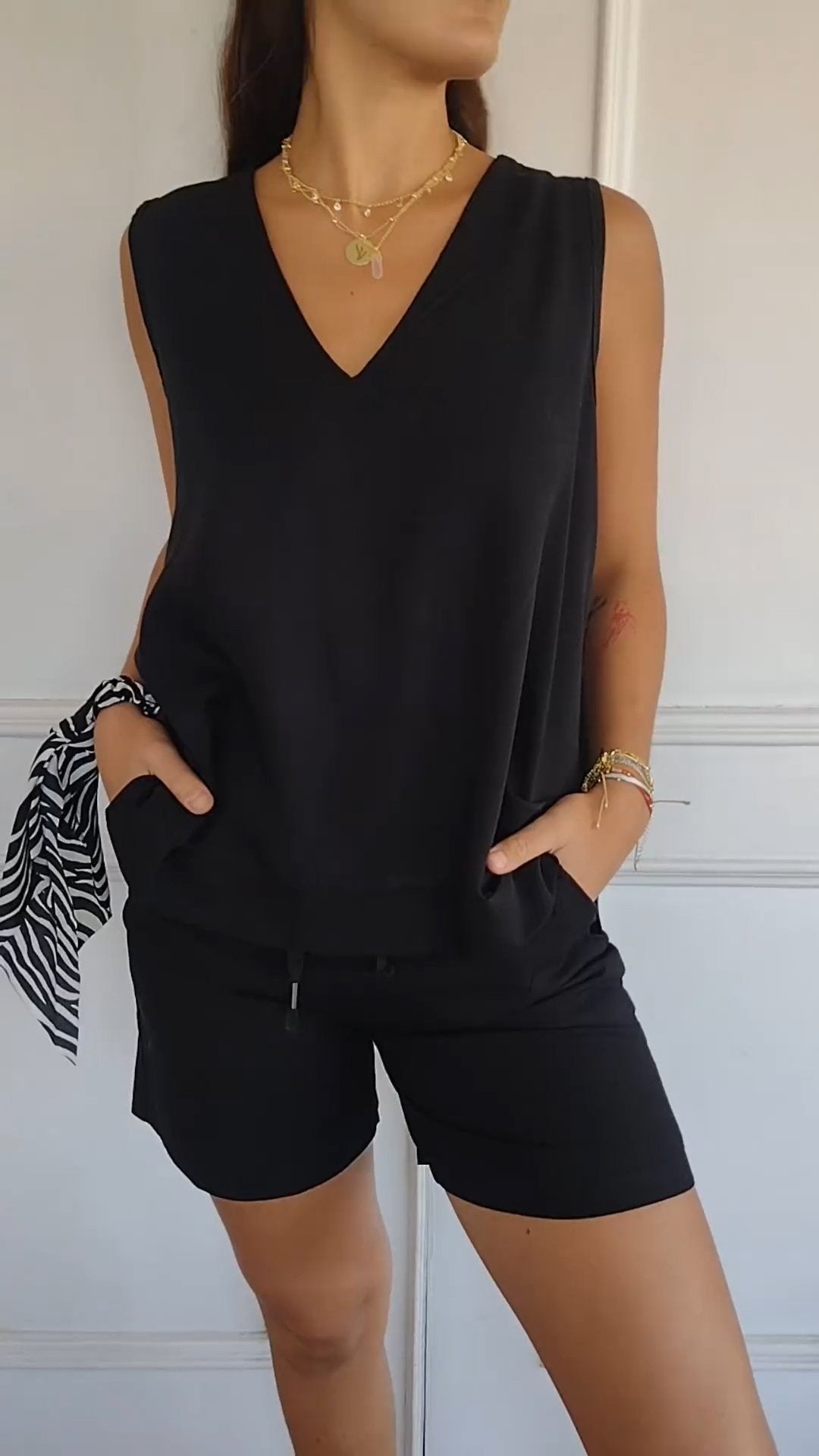 Oranji ® | Nellie | Elegante mouwloze top met v-hals