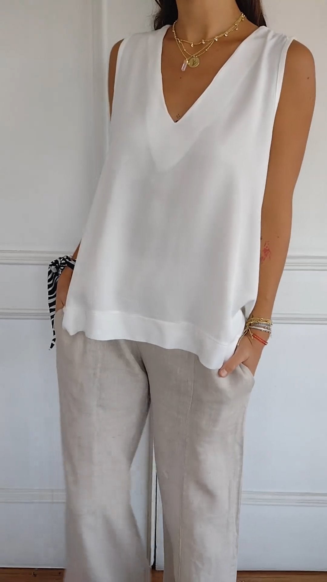 Oranji ® | Nellie | Elegante mouwloze top met v-hals