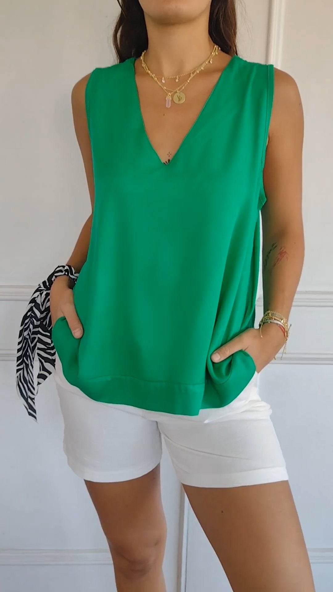 Oranji ® | Nellie | Elegante mouwloze top met v-hals