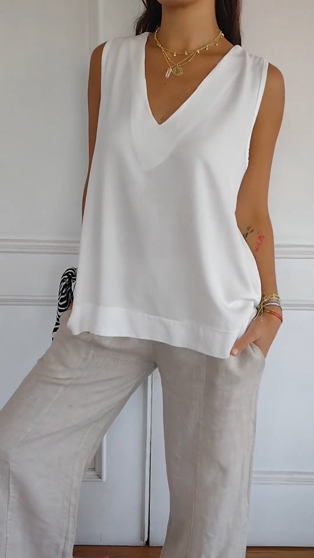 Oranji ® | Nellie | Elegante mouwloze top met v-hals