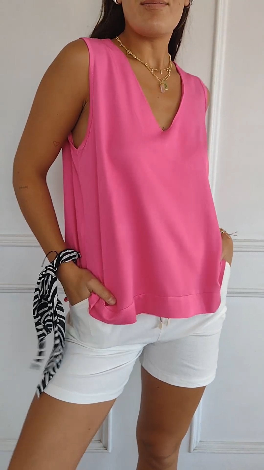 Oranji ® | Nellie | Elegante mouwloze top met v-hals
