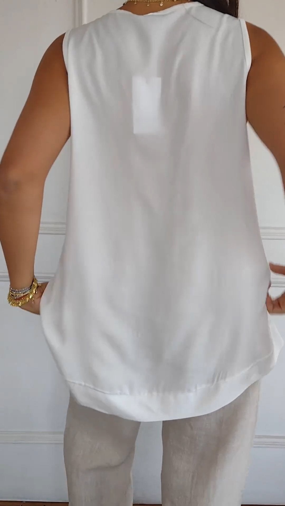Oranji ® | Nellie | Elegante mouwloze top met v-hals